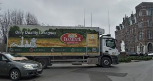 Un grand camion pour fournir les lasagnes au collège